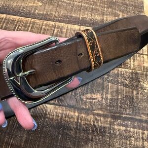 CAVENDER'S Western Brown Leather Belt Size 42 with the inivital V on belt buckle